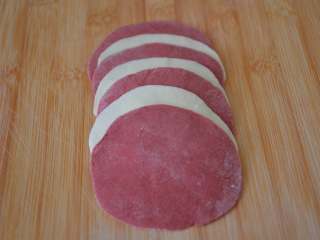 14、玫瑰花馒头,将两种颜色的面皮依次交错排列好。