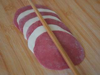 15、玫瑰花馒头,用筷子在中间轻轻压一下。