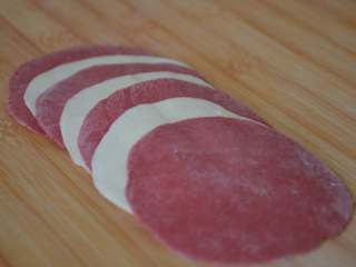 16、玫瑰花馒头,不要太用力，有轻微的压痕就可以了。