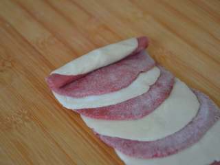 18、玫瑰花馒头,从向外的一侧慢慢卷起来。