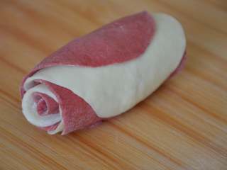 19、玫瑰花馒头,卷好的花卷是这样的。