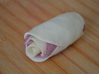 23、玫瑰花馒头,按上面的步骤卷起来。