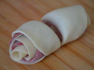 24、玫瑰花馒头,从中间切开。