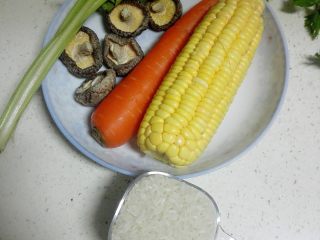 1、玉米胡萝卜香菇粥,准备材料