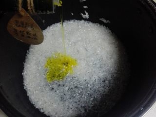 2、玉米胡萝卜香菇粥,香米洗净，放入亚麻籽油