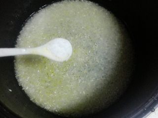 3、玉米胡萝卜香菇粥,放入1茶匙盐，拌匀后放置10分钟
