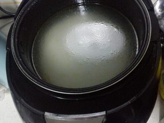 4、玉米胡萝卜香菇粥,电饭煲内加入适量清水，选择煮粥键