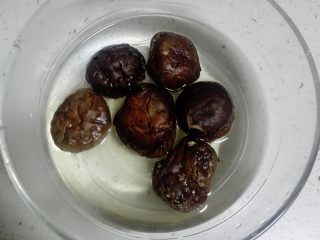 5、玉米胡萝卜香菇粥,此时将香菇用温水泡发