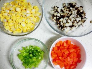 6、玉米胡萝卜香菇粥,玉米粒剥好，胡萝卜去皮洗净切小丁，芹菜洗净切丁，泡发的香菇洗净切丁