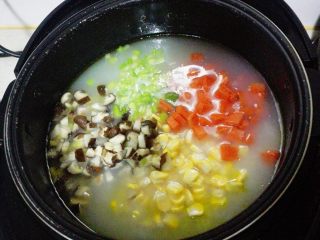 7、玉米胡萝卜香菇粥,放入煮好的粥内，再煮20分钟