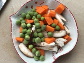 6、杂蔬排骨大米粥（电饭煲版）,然后开始处理蔬菜，胡萝卜去皮切小块，香菇切薄片