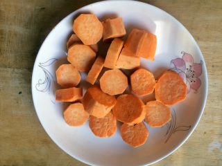 2、电饭煲＋红糖地瓜粥,切小块