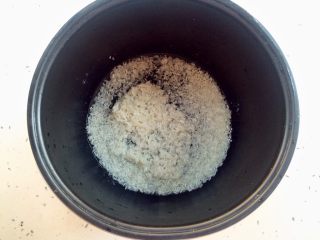 4、电饭煲＋红糖地瓜粥,倒入电饭煲内胆