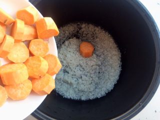 5、电饭煲＋红糖地瓜粥,加入地瓜