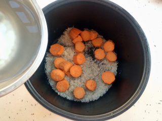 6、电饭煲＋红糖地瓜粥,加入适量清水