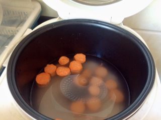 7、电饭煲＋红糖地瓜粥,电饭煲内胆放入电饭煲