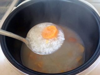 9、电饭煲＋红糖地瓜粥,时间到打开，粥已经熬好