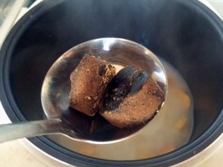 10、电饭煲＋红糖地瓜粥,加入2块红糖