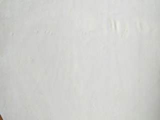 2、千层油饼,面团分成几份，取其中一份在不擀破的前提下擀的越薄越好，(分成几份根据自家的锅大小确定)