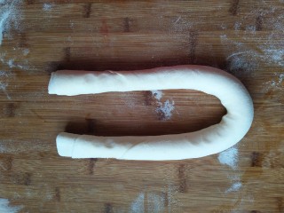 5、千层油饼,然后从一边卷起，我这个因为太长了为方便拍照所以弯曲了一下