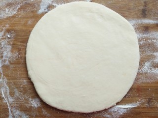 7、千层油饼,重新擀开(厚薄根据自己喜欢，我喜欢稍厚点的)