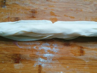 12、千层油饼,然后卷起来，然后盘起来根据刚才油饼的步骤做完就可以了