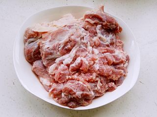 1、砂锅炖羊肉,羊肉买回来先放清水中泡去血水，洗净。