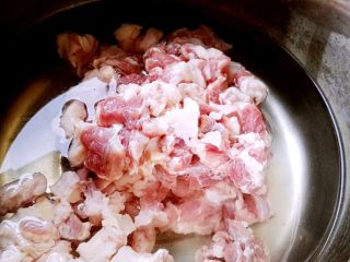 3、砂锅炖羊肉,另取一个锅放冷水，放入羊肉大火烧开。