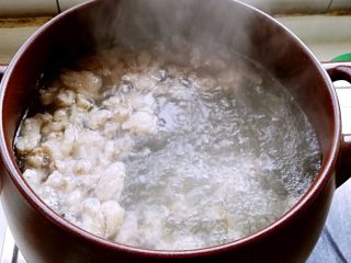 5、砂锅炖羊肉,把羊肉捞入料水已经烧开的砂锅内。