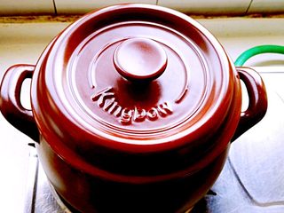 6、砂锅炖羊肉,盖盖转最小火焖煮50分钟关火，不要开盖，充分利用砂锅锅体储存的热能再焖会羊肉就熟透了。（具体时间根据羊肉的大小不同灵活选择。如果羊肉块大炖的