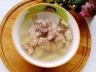 8、砂锅炖羊肉,打开锅盖放盐调味，盛入碗中。