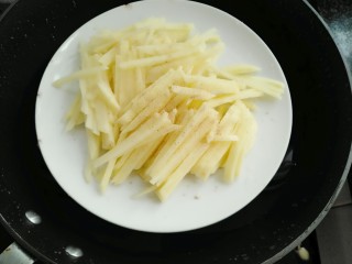 3、香菇土豆泥,锅中放入适量水放入蒸架，土豆丝撒上胡椒粉蒸十五分钟