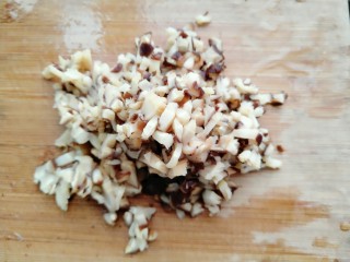 4、香菇土豆泥,香菇切碎