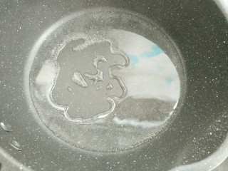 9、香菇土豆泥,干净锅热锅放入半碗水煮开