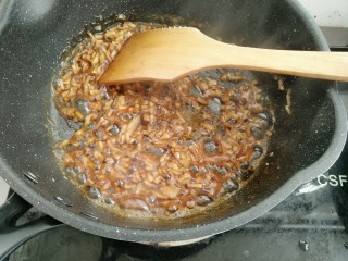 14、香菇土豆泥,加入老抽调色拌匀淋在土豆泥上