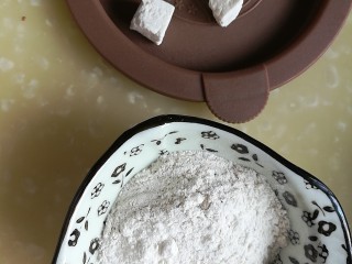 8、夏季养心，小麦大枣百合粥,茯苓，去湿健脾，宁心安神。买的时候让药店打成粉。