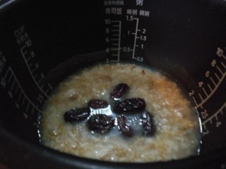 10、夏季养心，小麦大枣百合粥,加入百合、红枣、麦冬、大米、茯苓粉，按煮粥档，煮一小时。