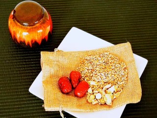 14、夏季养心，小麦大枣百合粥,简简单单的寻常食材搭配里，蕴含传承千年的中华智慧--阴阳平衡顺应自然的整体辩证思维，就用小麦、大米、百合、大枣、茯苓煮一碗粥，能发挥神奇功效。