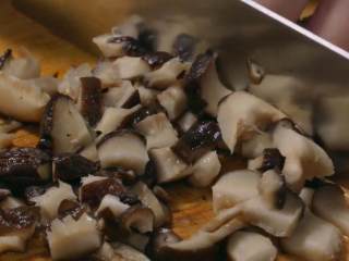 1、萝卜糕,冬菇泡发切丁