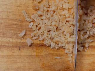 2、萝卜糕,瑶柱用水泡软后沥干切碎