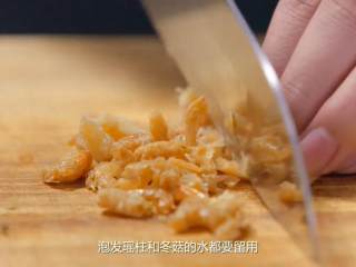 3、萝卜糕,虾米用黄酒浸软泡发后切碎，泡发瑶柱和冬菇的水留用