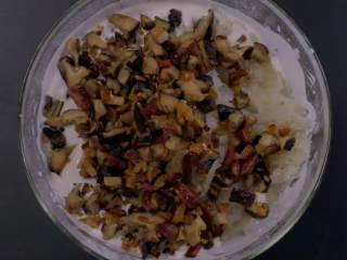 10、萝卜糕,然后放入全部炒好的食材，充分搅拌均匀