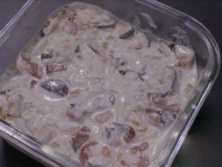 11、萝卜糕,取一个盆刷一层油，然后将萝卜糊倒入盆中，隔水大火蒸45-60分钟