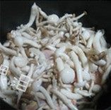 2、鸡丝香菇粥,放入洗干净的蟹味菇和海鲜菇