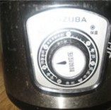 5、鸡丝香菇粥,盖好压力锅盖子，扭好压力阀，选择煲汤，30分钟后汤熬好