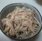 8、鸡丝香菇粥,将煮熟的鸡肉用手撕成鸡丝