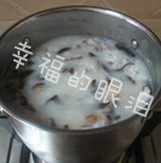 10、鸡丝香菇粥,待粥大约熬制1小时左右，看一下粥的状态，米很软，粥很粘稠了，然后放入香菇和木耳，还有之前汤里的蟹味菇和海鲜菇。