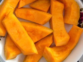 1、南瓜饼,老南瓜去皮，切块，上锅蒸