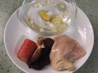 1、鸡肉香菇小混沌宝宝版12M+,准备好原材料，葱姜泡开水装碗