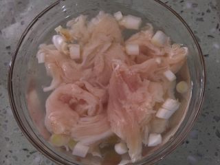 2、鸡肉香菇小混沌宝宝版12M+,鸡肉切块泡入葱姜水中去腥